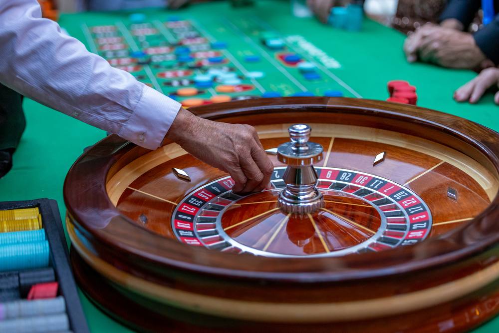 Meja roulette live casino dengan dealer profesional