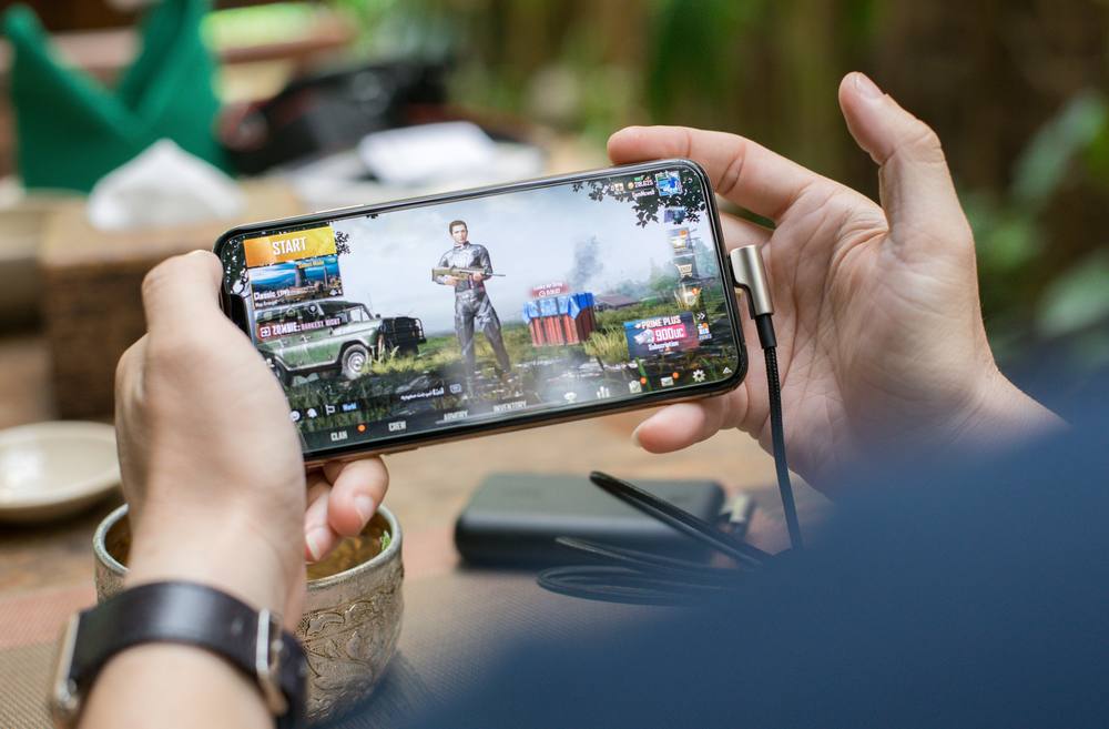 Seseorang memainkan permainan mobile di ponselnya