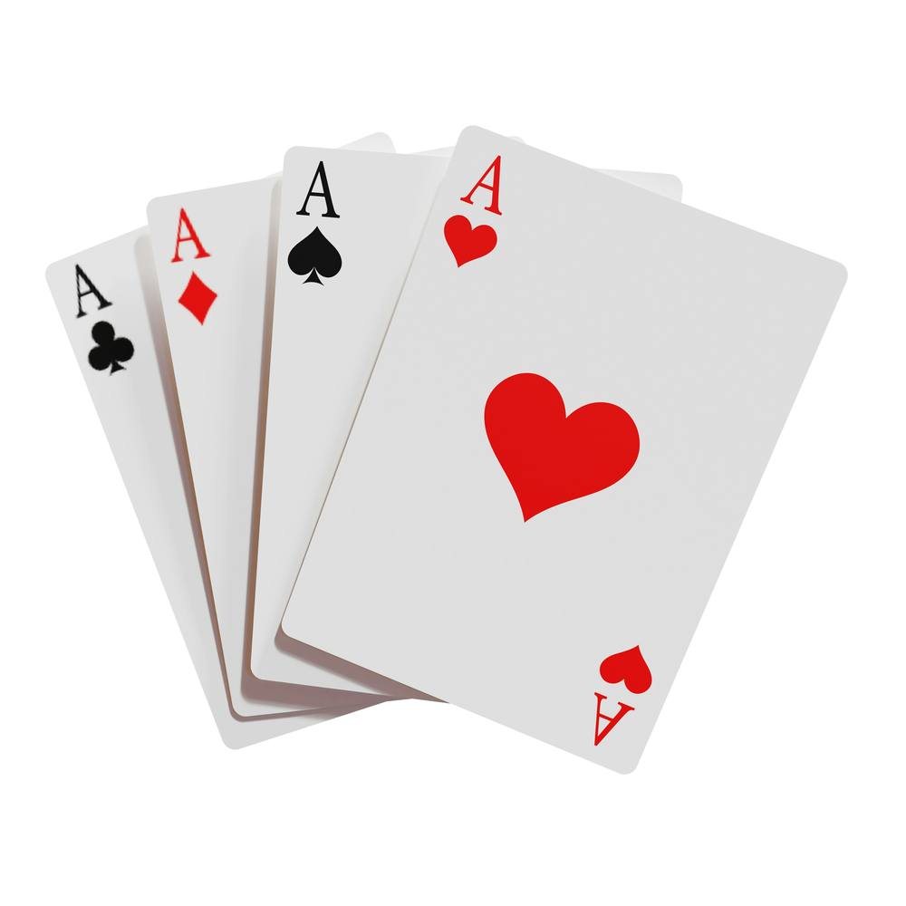 Kartu remi dan chip poker di atas meja hijau
