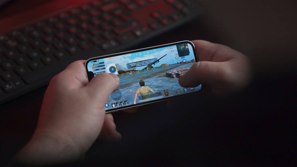 Seseorang menenangkan diri sambil memegang ponsel